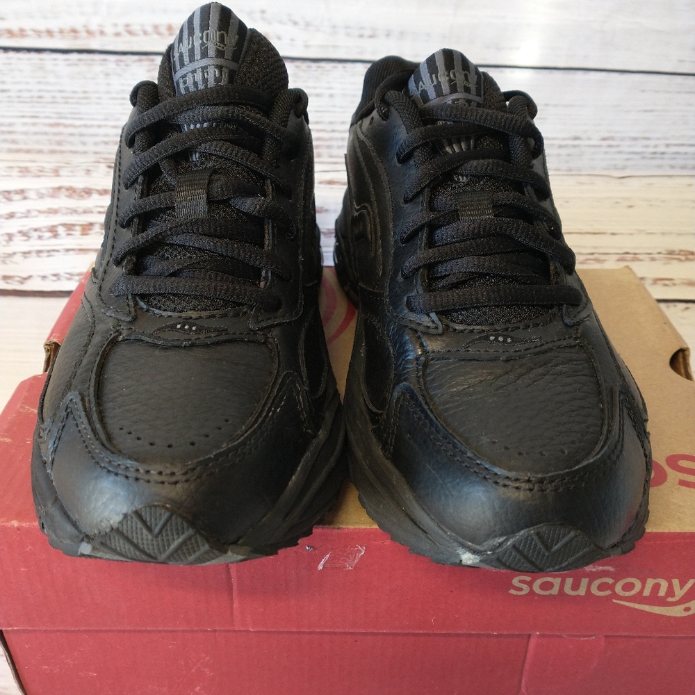 Saucony women's Omni walkers sneakers size 5.5
